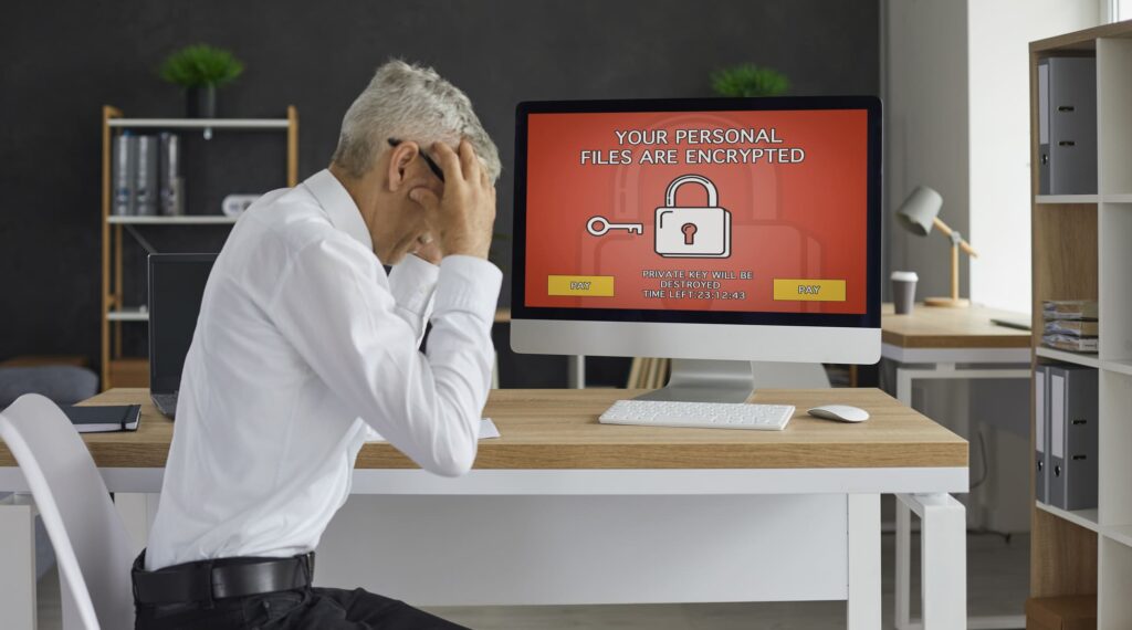 Mitarbeiter sitzt vor verschlüsseltem Computer
