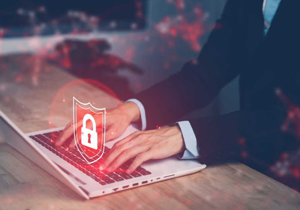 System wurde gehacked, ein Warnsignal erscheint auf einem Laptop.