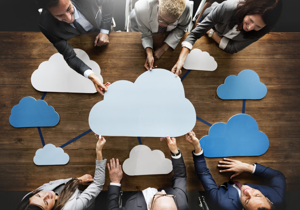 Internationale Menschengruppe halten blaue Wolken