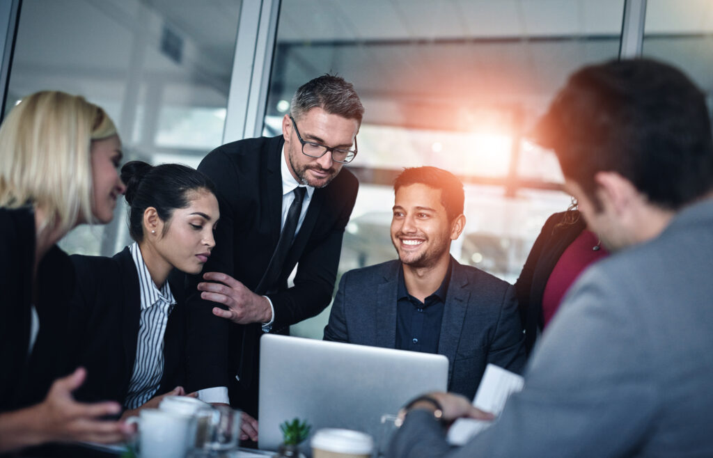 Gruppe von Mitarbeitenden bespricht die Lernziele